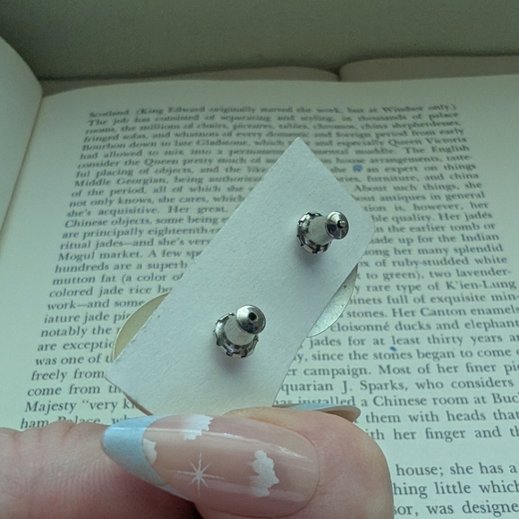 Elegant Purple Stud Earrings And Silver Earrings - Picture 6 of 8